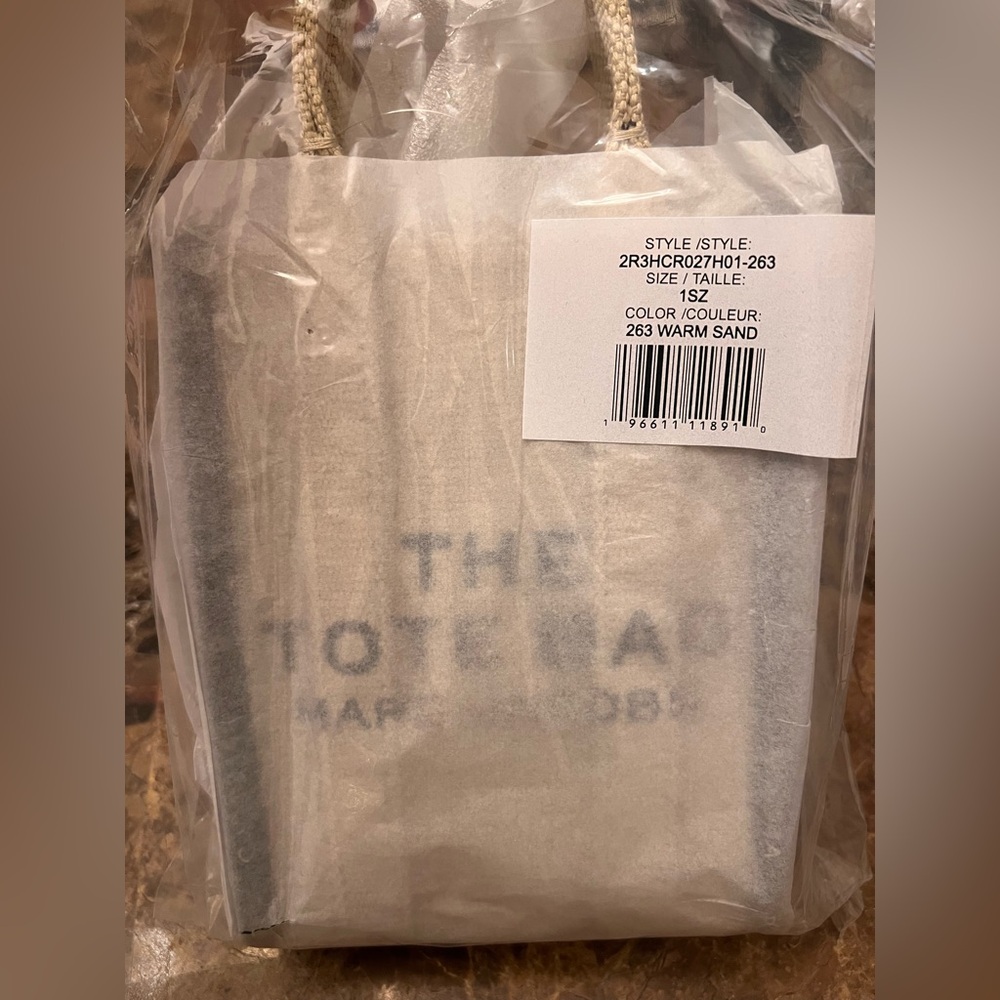 Marc Jacobs Beige Jacquard Crossbody Tote Bag “NEW”
In original packaging ‼️ - Picture 4 of 16